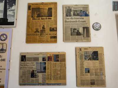 La stanza pare un vero museo, con immagini, articoli di giornale, manuali...